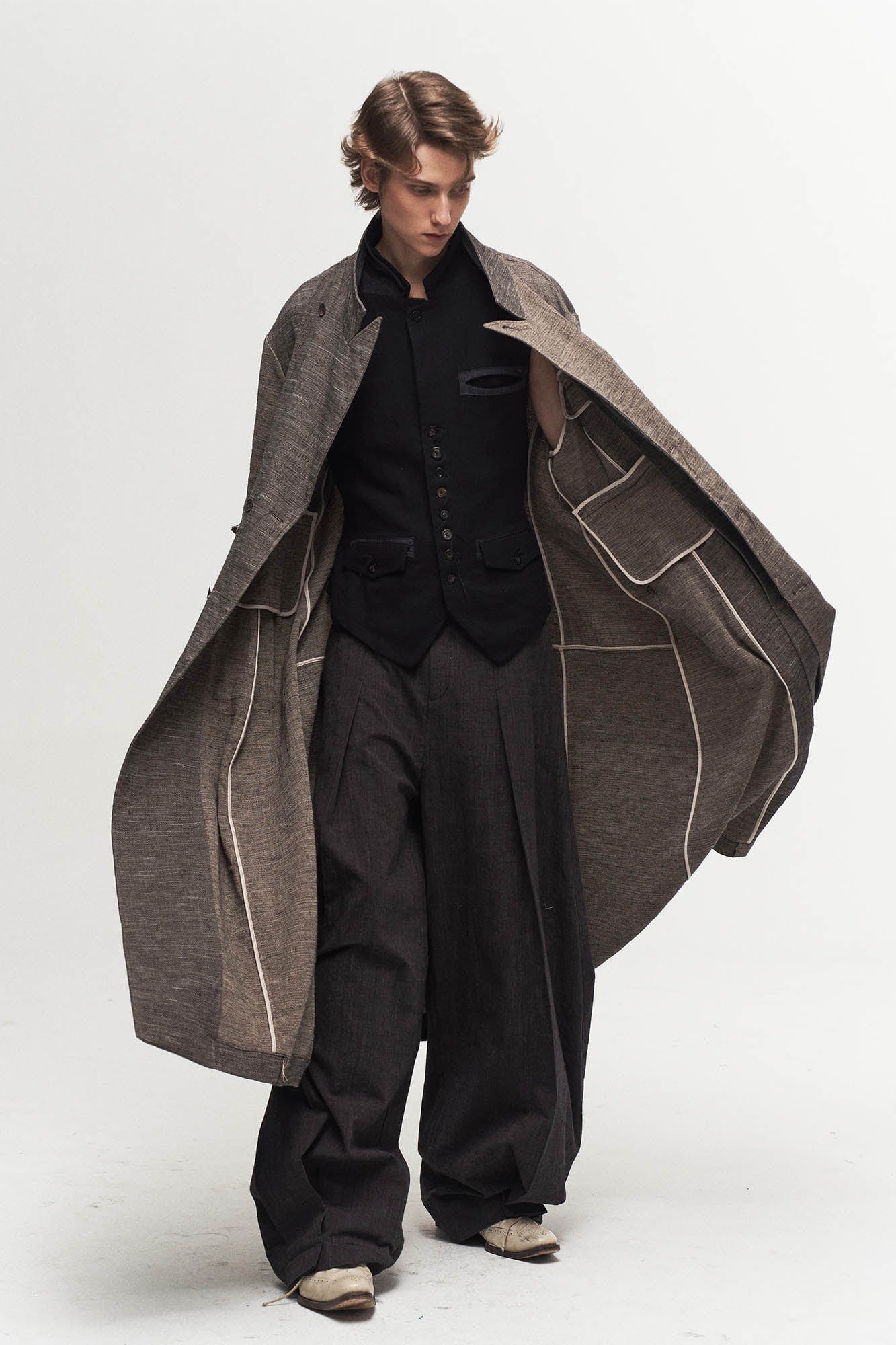 Pleated Curved Oversized Pants