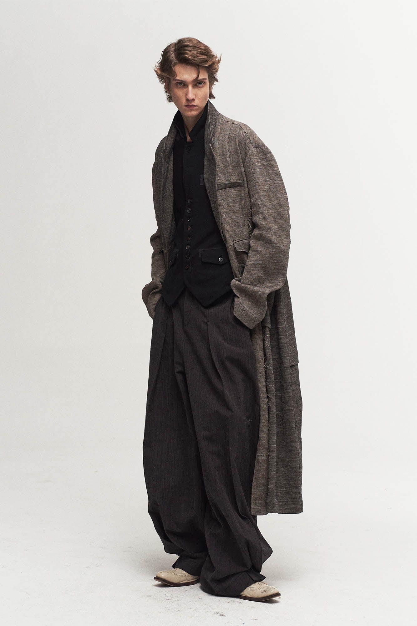 Pleated Curved Oversized Pants